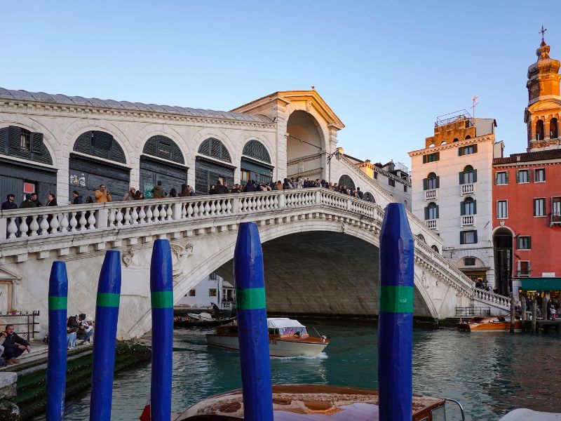 Blick von unten auf die Rialtobrücke in Venedig