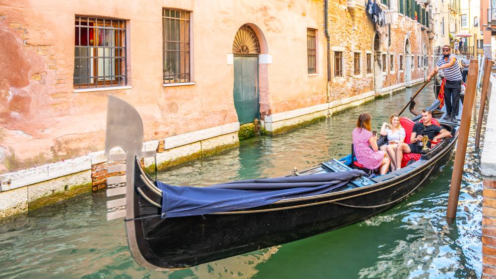 Eine Gondelfahrt durch die Kanäle von Venedig kostet ab 33 Euro