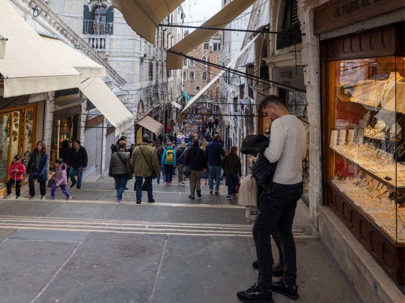 Innen auf der Rialtobrücke mit Geschäften