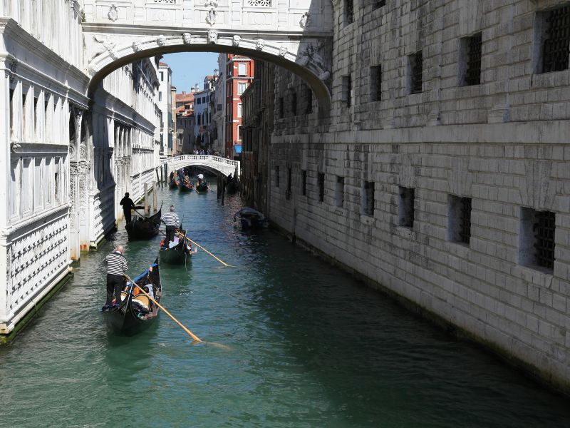 Gondelfahrt unter der Seufzerbrücke hindurch
