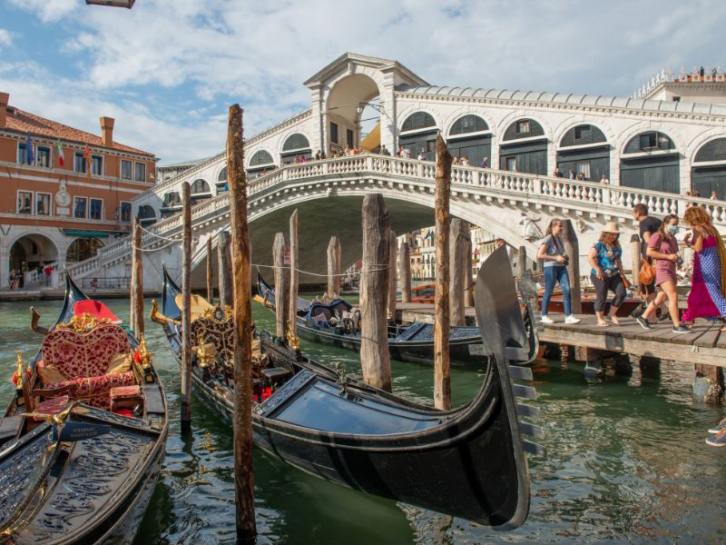 Gondeln vor der Rialtobrücke