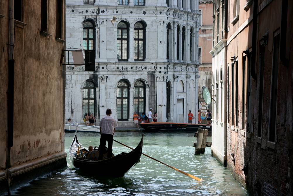 Manche Touristen legen Wert auf eine deutschsprachige Gondelfahrt in der Stadt Venedig