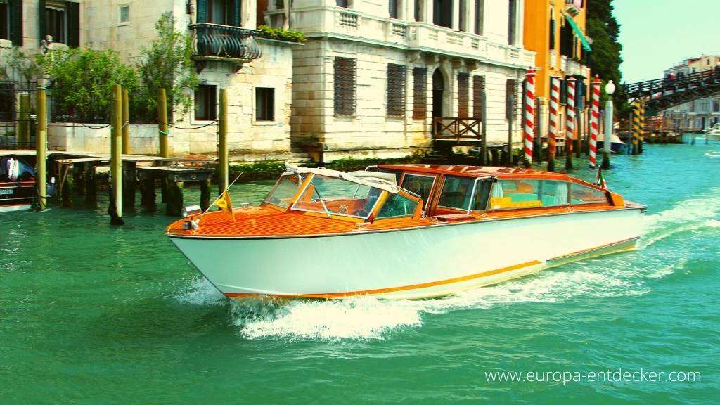 Schnelles Wassertaxi in Venedig