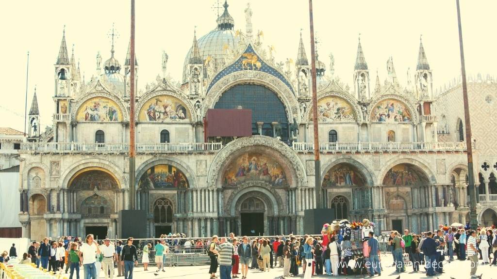 Touristen vor dem Markusdom