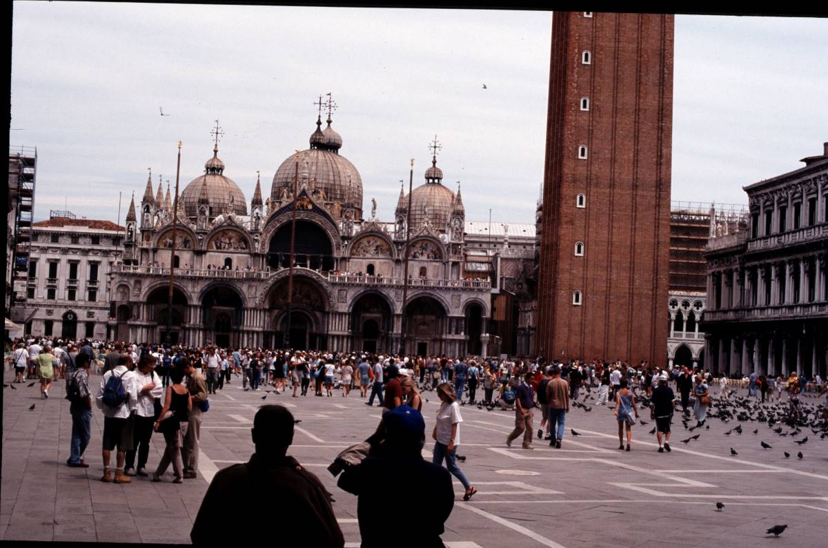 Touristenscharen vor dem Markusdom bei unserem Besuch damals