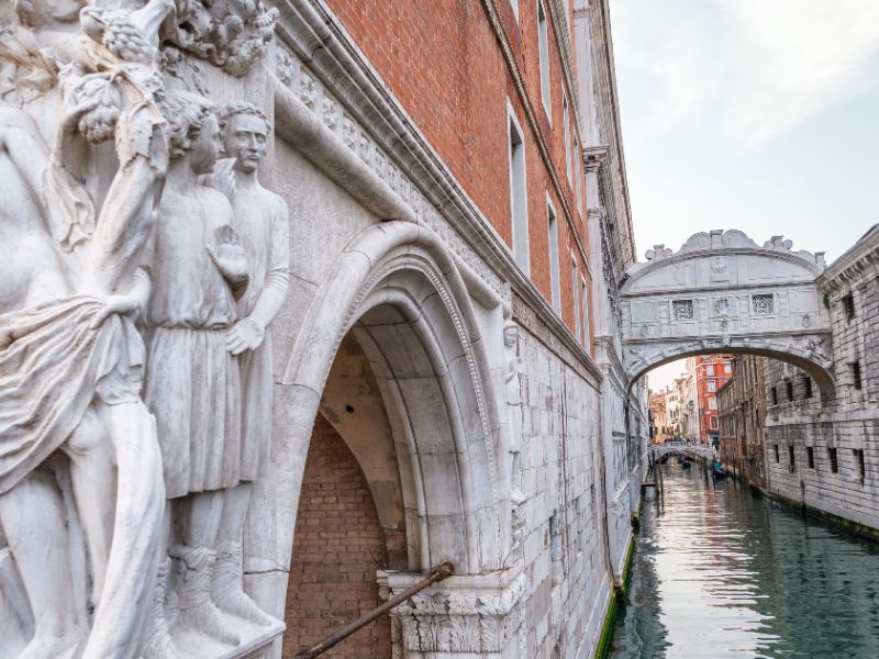Verzierungen an der Fassade nahe Venedigs Seufzerbrücke