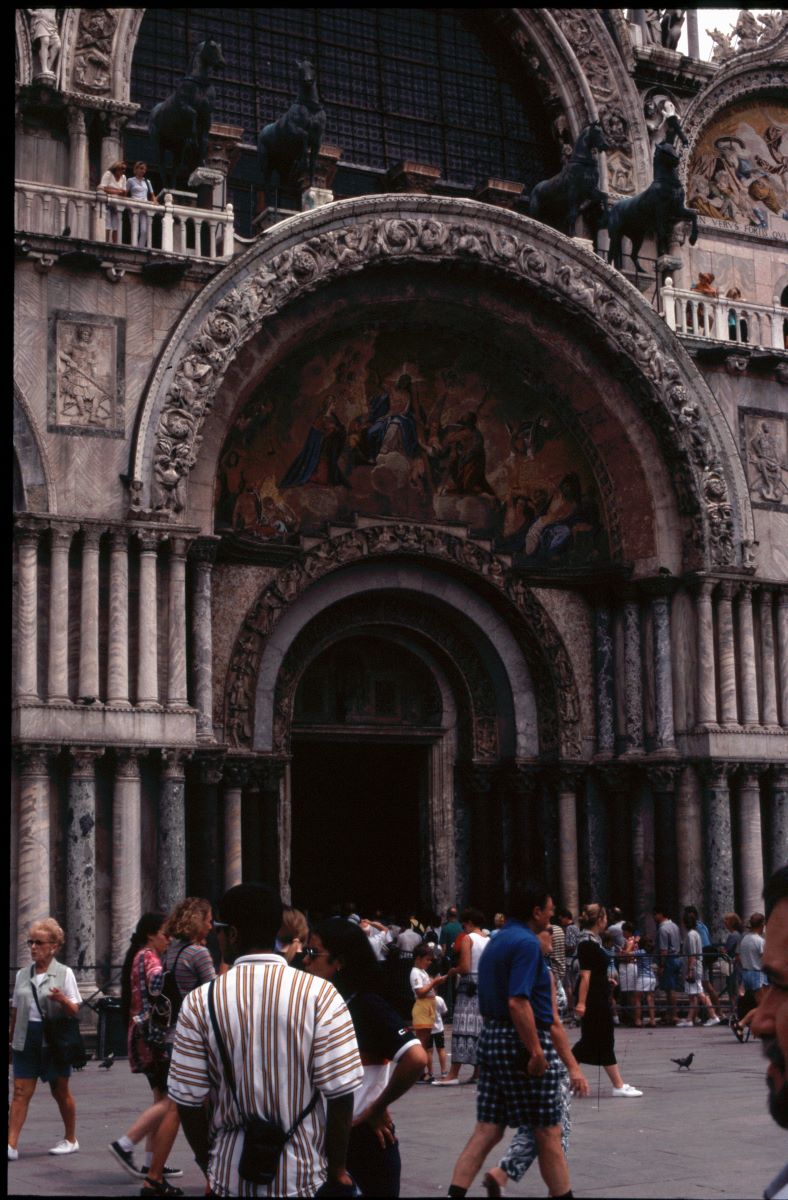Viel Trubel am Markusdom in Venedig
